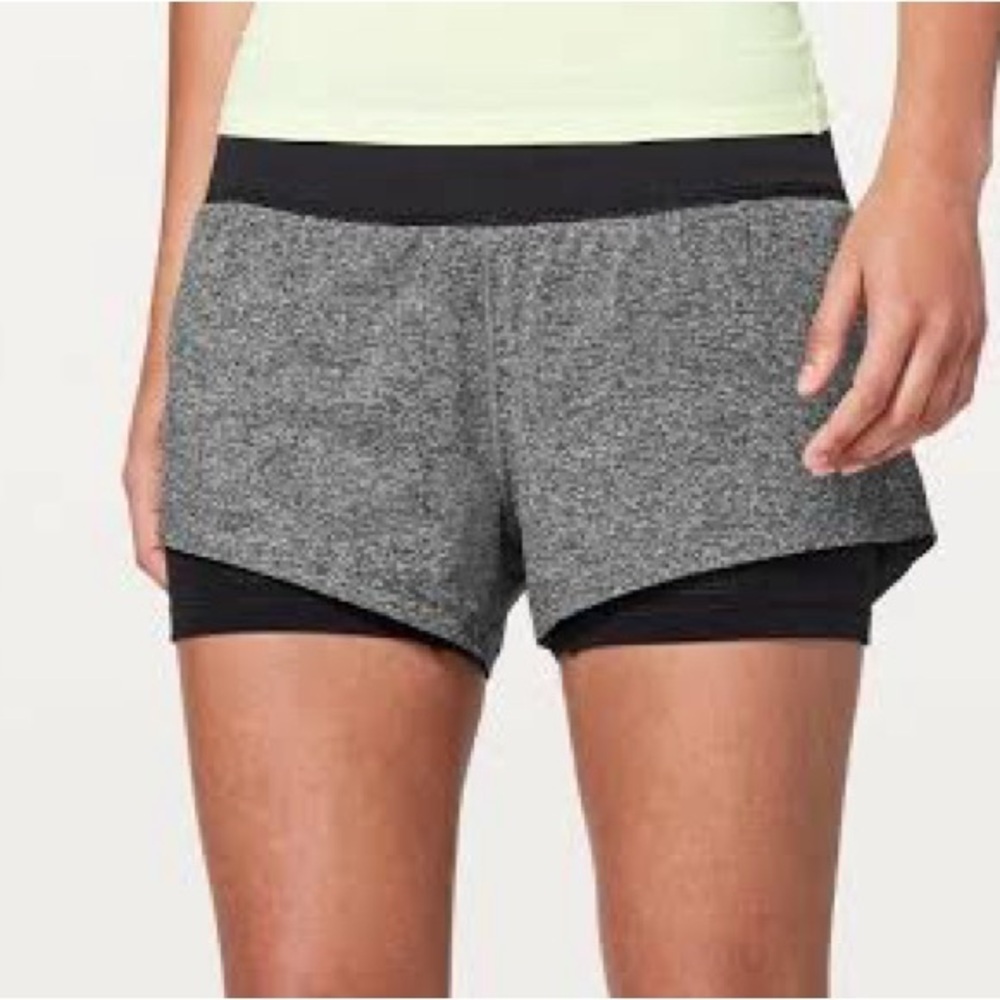 Women’s 6 Lululemon Seamless Moves Short Heathered Black 2.5” Medium